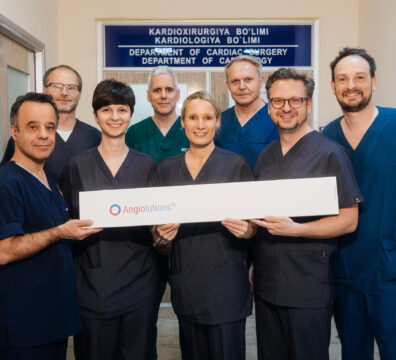 Angiolutions' PRINCIPIIS-FIH trial team after the successful implantation. From left to right: Prof. Mansur Duran, MD (Head of Vascular and Endovascular Surgery, Marienhospital Gelsenkirchen), Marcus Wenzel (Senior R&D Engineer), Dr. Isabel N. Schellinger, MD (Co-Founder & CEO Angiolutions), Marius Rummel (Chief Business Officer Angiolutions), Dr. Sandra Düsing, MD (Senior Attending Physician, Department of Angiology, University Hospital Leipzig), Prof. Hubert Schelzig, MD (Director of the Clinic for Vascular and Endovascular Surgery at the University Hospital Düsseldorf and Medical Board Member Angiolutions), Prof. Markus Wagenhäuser, MD (Senior Attending Surgeon, Clinic for Vascular and Endovascular Surgery at the University Hospital Düsseldorf), Dr. Uwe Raaz, MD (Co-Founder & CEO Angiolutions).