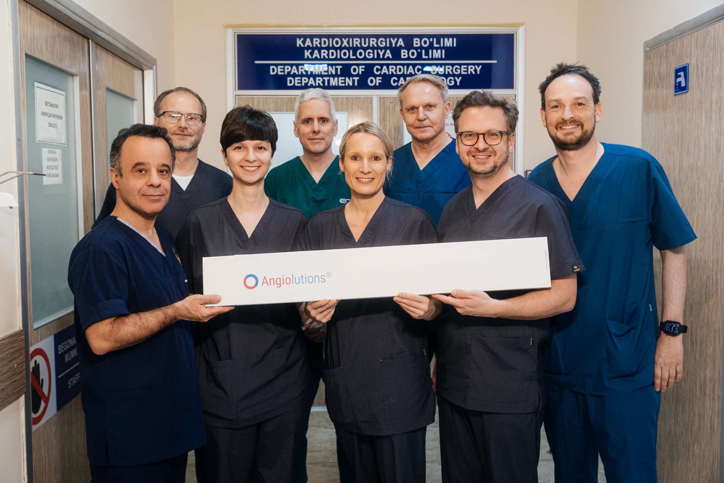 Angiolutions' PRINCIPIIS-FIH trial team after the successful implantation. From left to right: Prof. Mansur Duran, MD (Head of Vascular and Endovascular Surgery, Marienhospital Gelsenkirchen), Marcus Wenzel (Senior R&D Engineer), Dr. Isabel N. Schellinger, MD (Co-Founder & CEO Angiolutions), Marius Rummel (Chief Business Officer Angiolutions), Dr. Sandra Düsing, MD (Senior Attending Physician, Department of Angiology, University Hospital Leipzig), Prof. Hubert Schelzig, MD (Director of the Clinic for Vascular and Endovascular Surgery at the University Hospital Düsseldorf and Medical Board Member Angiolutions), Prof. Markus Wagenhäuser, MD (Senior Attending Surgeon, Clinic for Vascular and Endovascular Surgery at the University Hospital Düsseldorf), Dr. Uwe Raaz, MD (Co-Founder & CEO Angiolutions).
